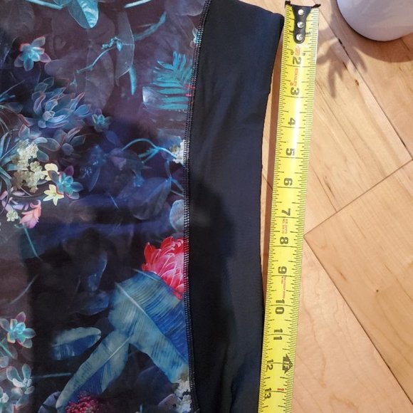 Lululemon jungle skirt, size 8 - Picture 4 of 7